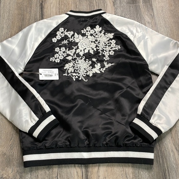 Belle & Sky Black & White Snowdrift Satin Floral Bomber Jacket, size small - Picture 10 of 11